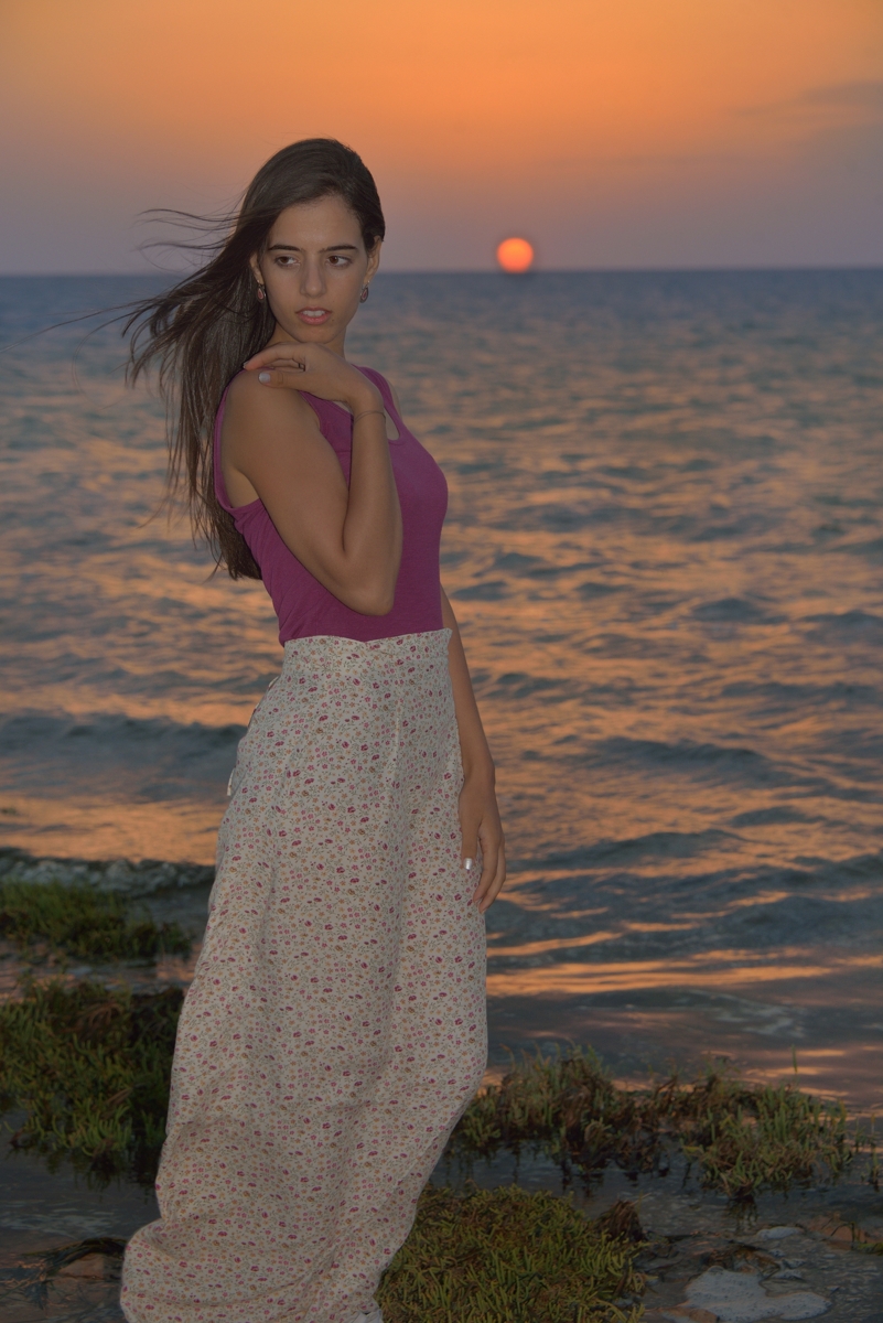 Abir et le soleil plongeant dans la mer à Kraten, îles Kerkennah, Tunisie