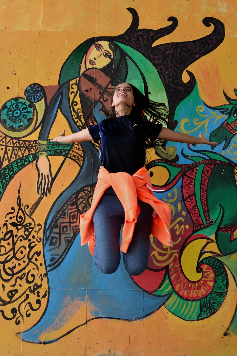 Saut d’Abir devant une musicienne du street art du viaduc de Tunis