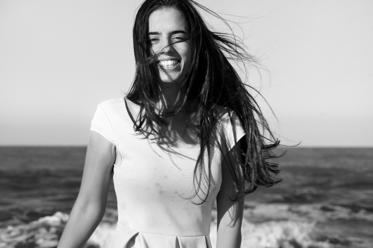 Sourire d’Abir en noir et blanc sur la plage de La Marsa, Tunisie