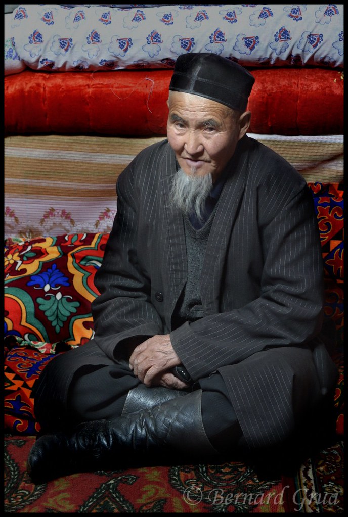 Zhaikebek sous la yourte à Ak Balik, dans la vallée d'Alichur, à 3 900 m d'altitude sur le plateau du Pamir tadjik, le 9 août 2013.