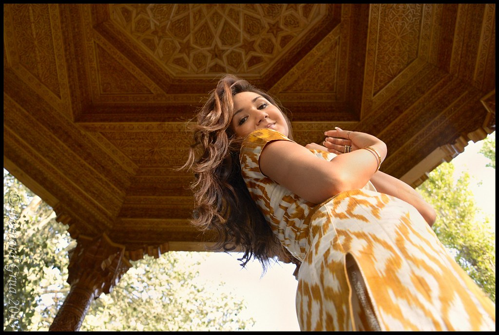 Aziza sous un kiosque du parc botanique de Douchanbé