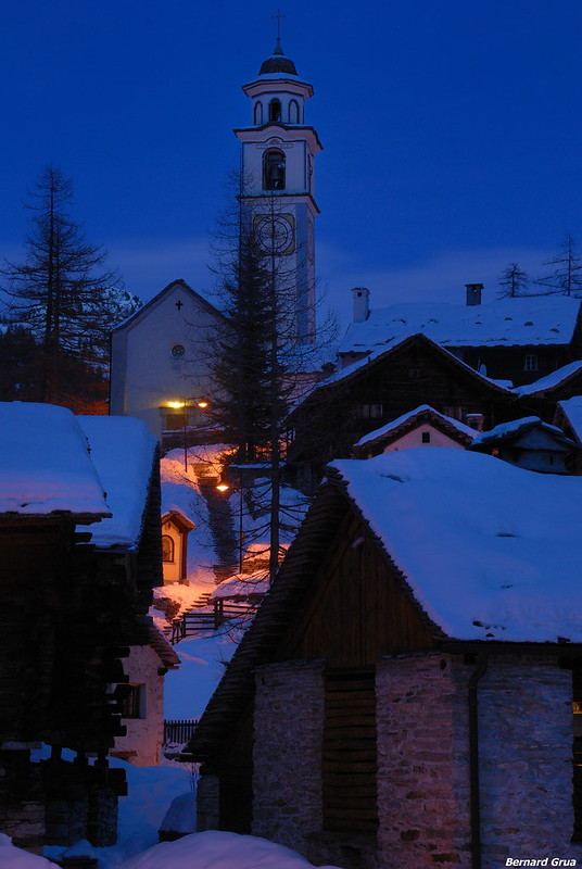 Village alpin enneigé de Bosco Gurin, Tessin, Suisse
