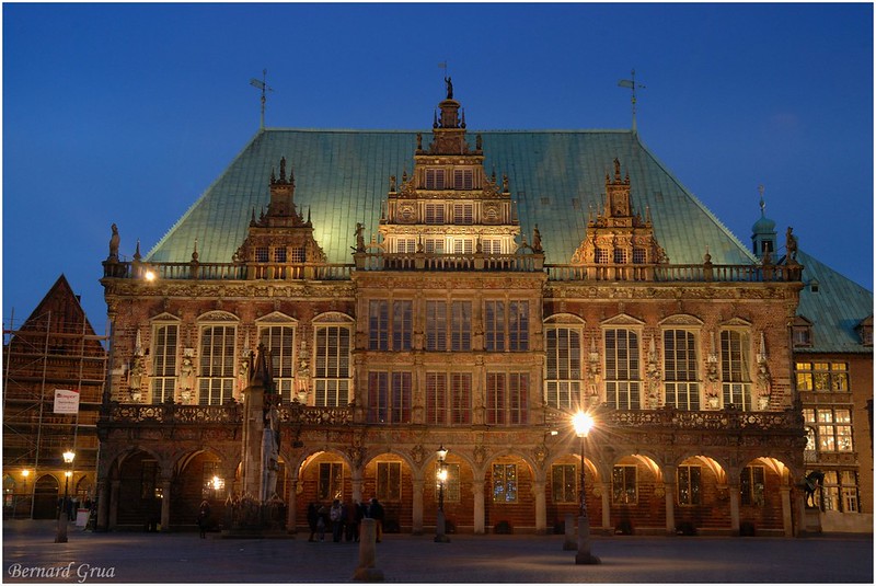 Hôtel de ville de Brême illuminé à l’heure bleue