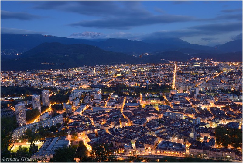 Grenoble vue depuis la Bastille à l’heure bleue