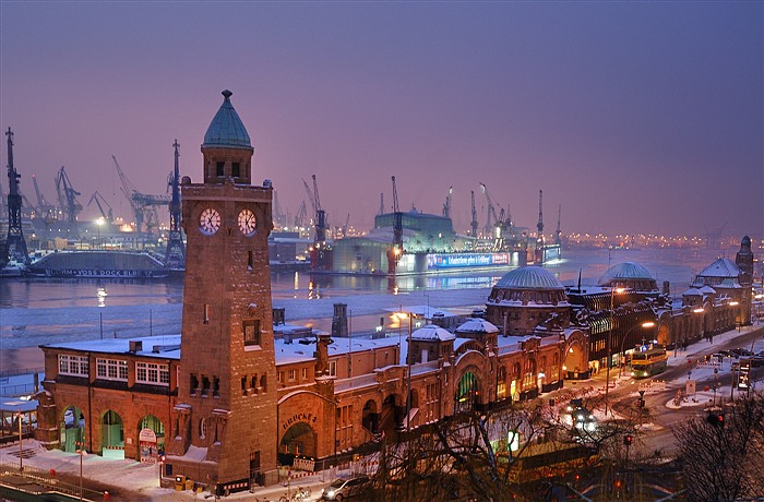 Embarcadères de St. Pauli sur l’Elbe à l’heure bleue, Hambourg
