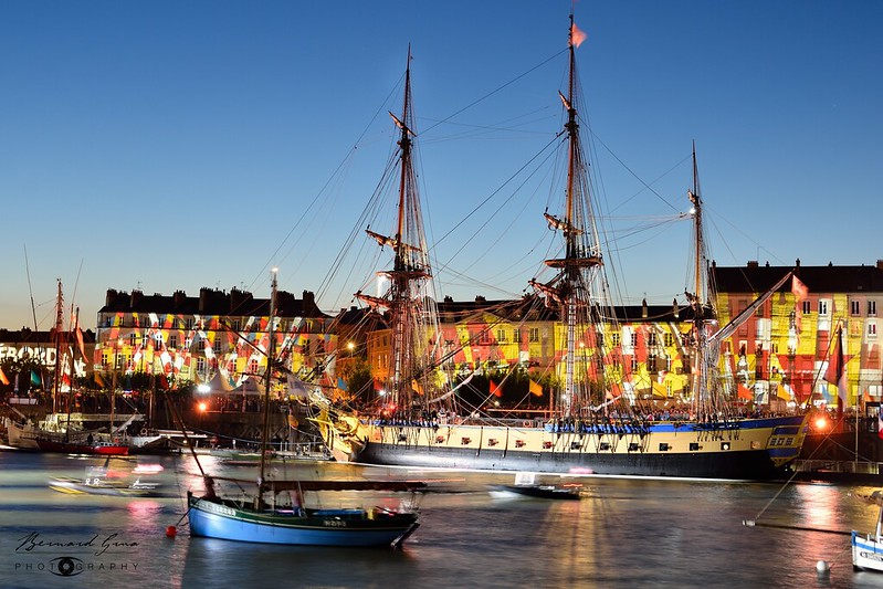 Frégate Hermione illuminée dans le port de Nantes