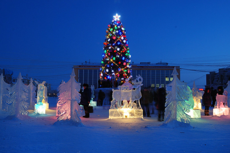 Arbre de Noël et sculptures de glace à Iakoutsk, Sibérie, pendant l’heure bleue