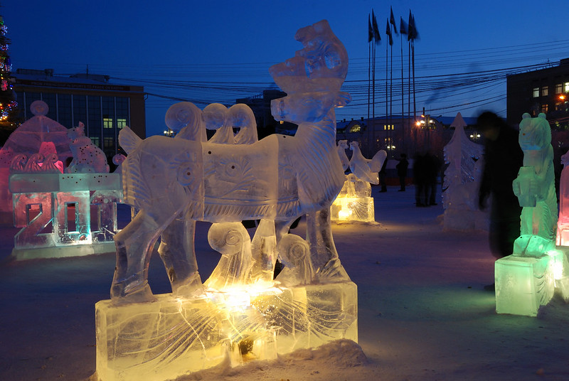 Renne en sculpture de glace à Iakoutsk, Sibérie, pendant l’heure bleue
