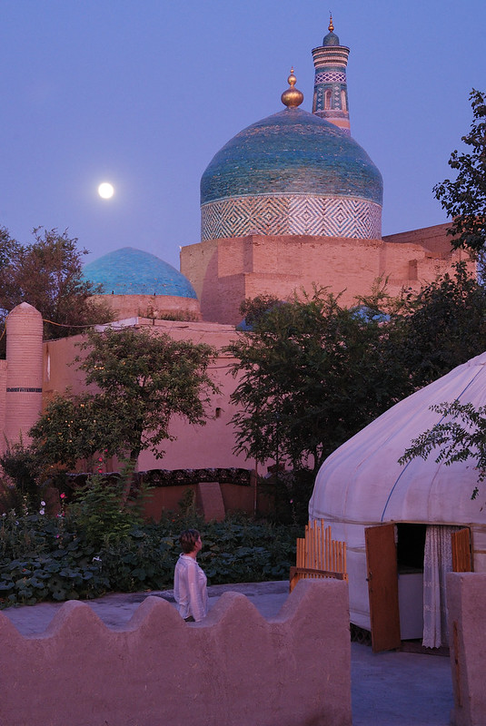 Mausolée de Pahlavan Mahmud et minaret d’Islam Khodja à l’heure bleue, Khiva
