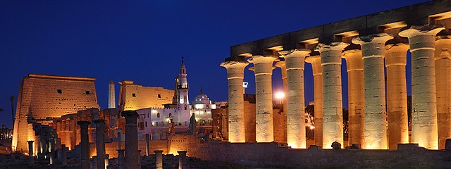 Temple de Louxor illuminé à l’heure bleue, Égypte