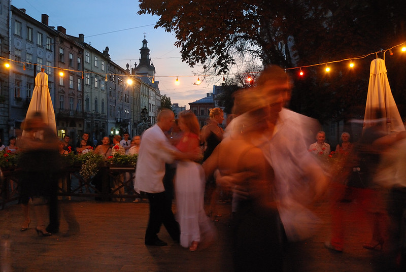 Tango sur la place Rynok à Lviv au crépuscule
