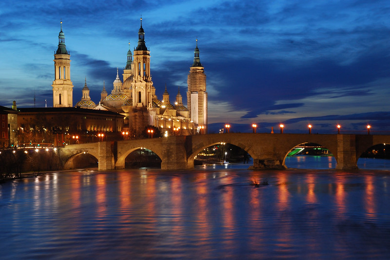 Cathédrale Notre-Dame-du-Pilar et pont de pierre à l’heure bleue, Saragosse
