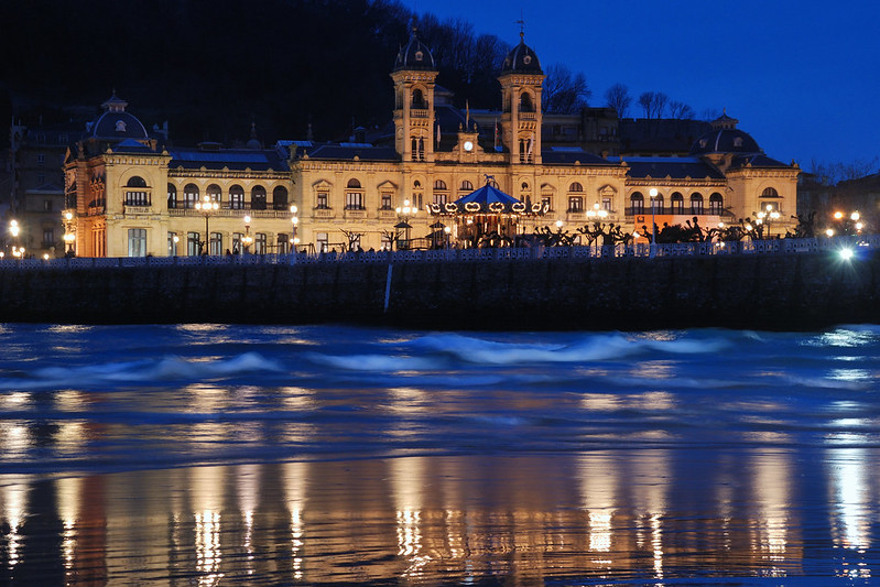 Hôtel de ville de Saint-Sébastien illuminé près de La Concha