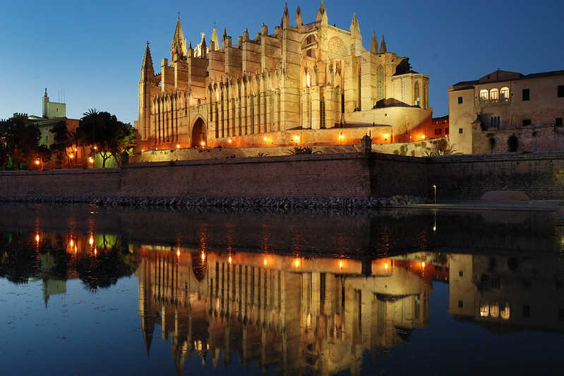 Cathédrale de Palma illuminée et reflet dans l’eau, Majorque