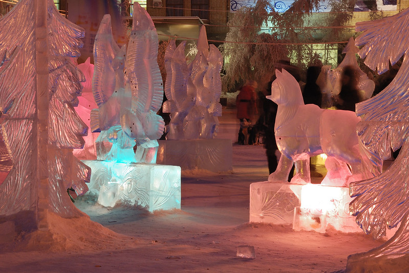 Sculptures de glace à Iakoutsk, Sibérie, pendant l’heure bleue
