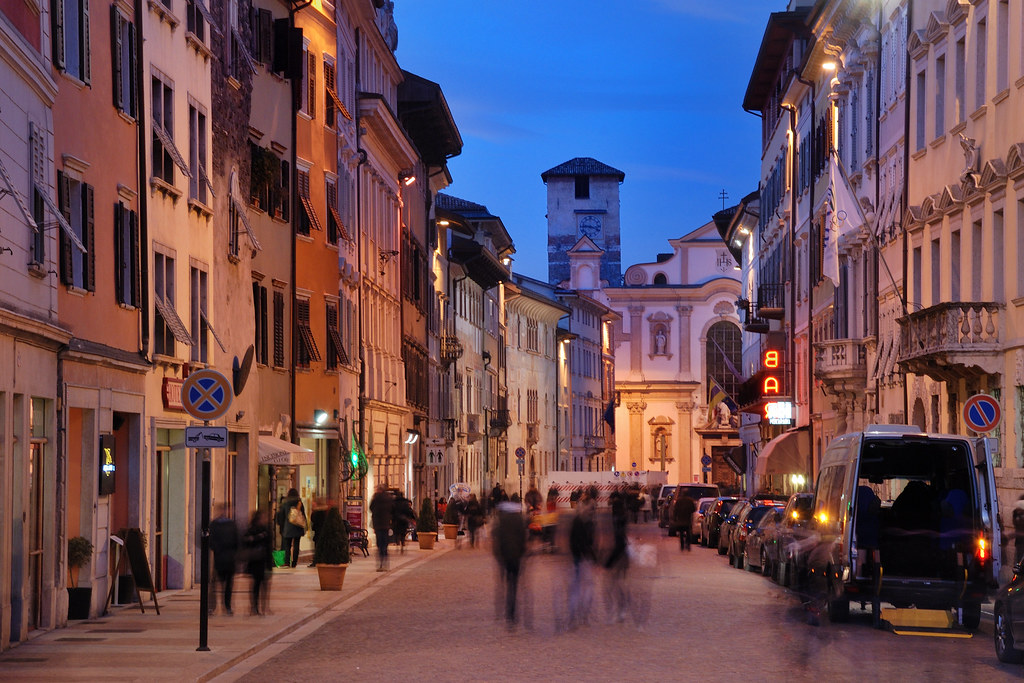 Rue Rodolfo Belenzani à l’heure bleue, Trente
