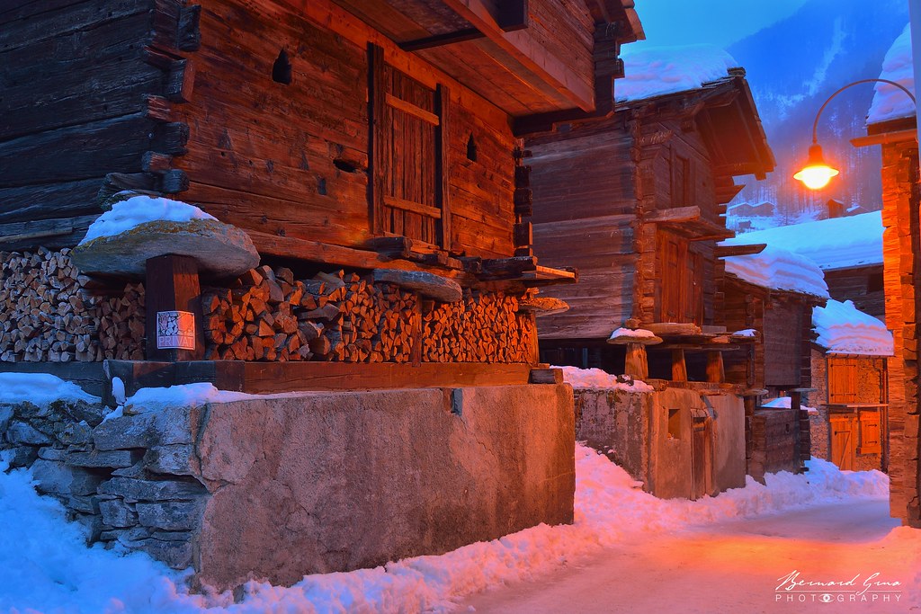 Granges et chalets traditionnels sous les sommets enneigés de Zermatt