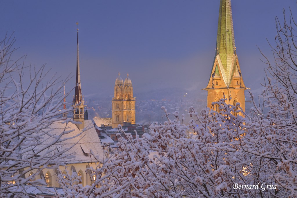 Les trois églises emblématiques de Zurich sous la neige