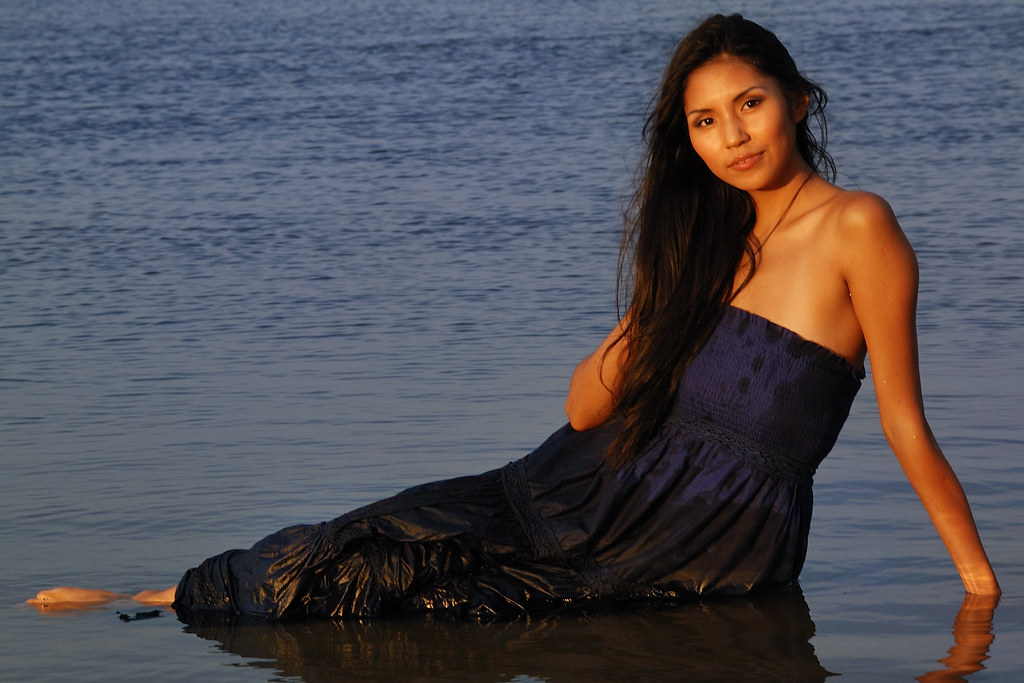 Maya assise sur le bord du fleuve Léna, près de Iakoutsk, en Iakoutie.