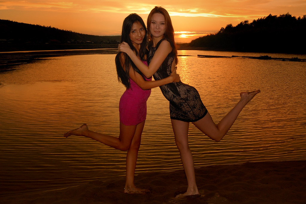 Yana-Maria et Maya sur les bords du fleuve Léna au coucher du soleil, près de Iakoutsk.