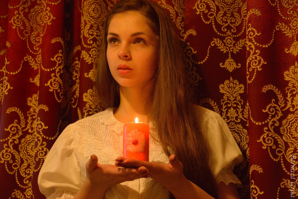 Ilona tenant une bougie devant un rideau chamoiré, Hotel Fontush d’Ivano-Frankivsk, Ukraine