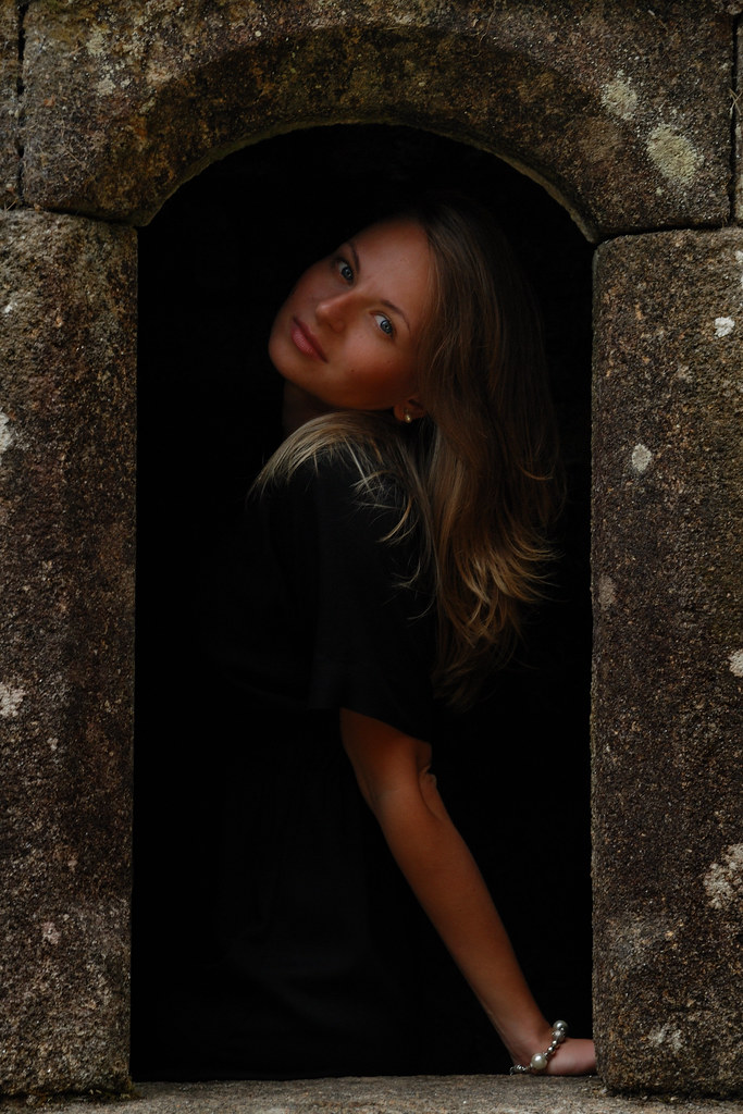 Katya dans une niche de la chapelle Sainte Barbe, Le Faouët, Bretagne 