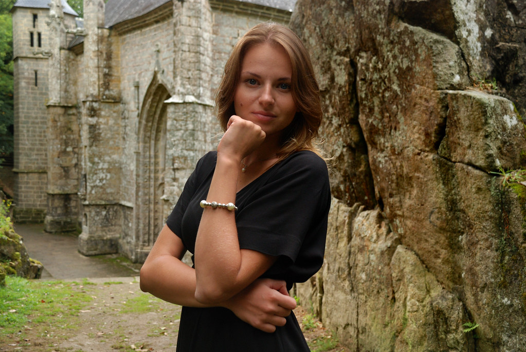 Katya devant la chapelle Sainte Barbe, Le Faouët, Bretagne 