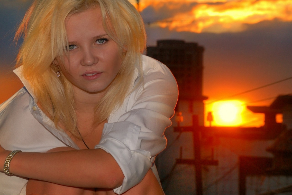 Natasha sur un toit de Kyiv et le soleil qui disparaît, Ukraine
