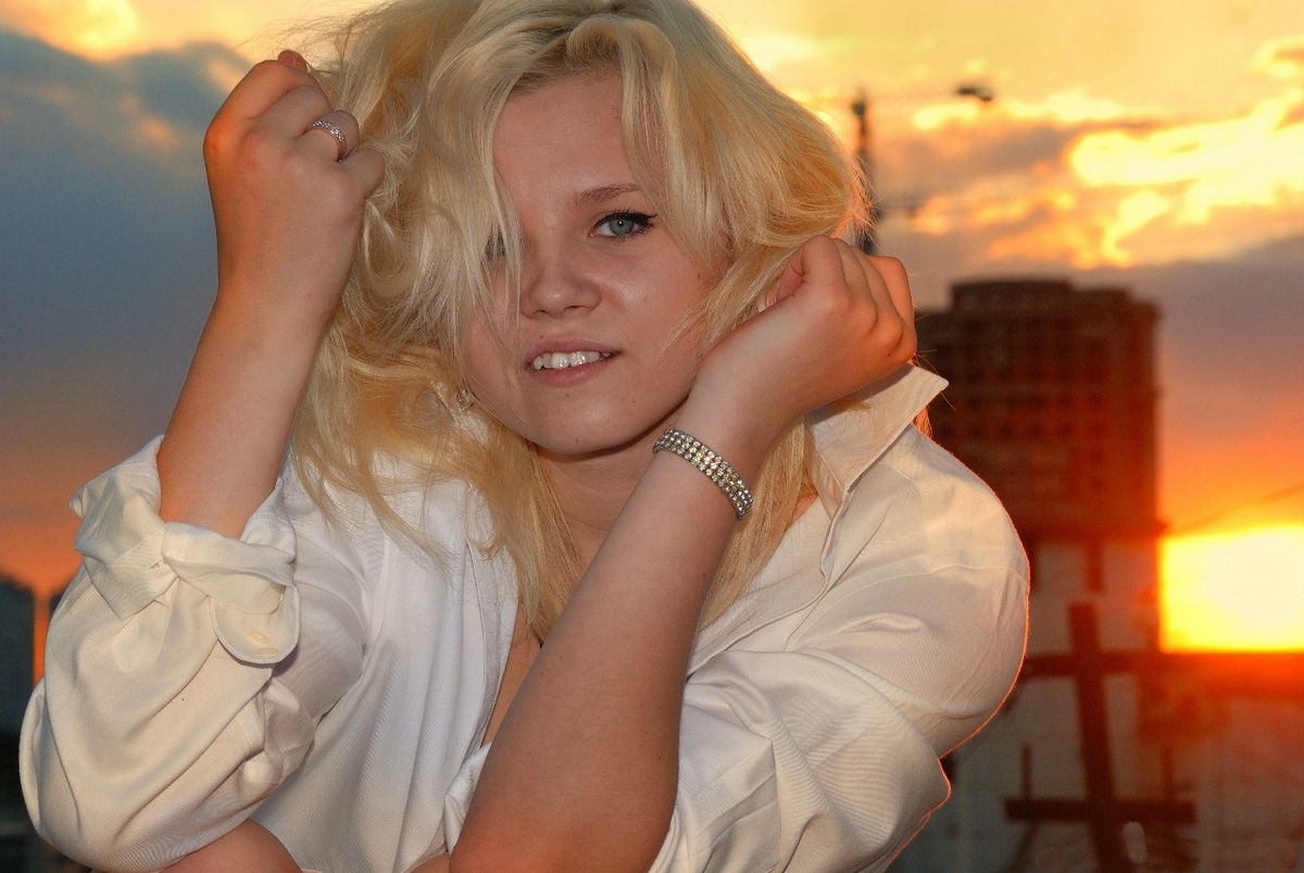 Natasha sur un toit , le soleil descend sur Kyiv, Ukraine
