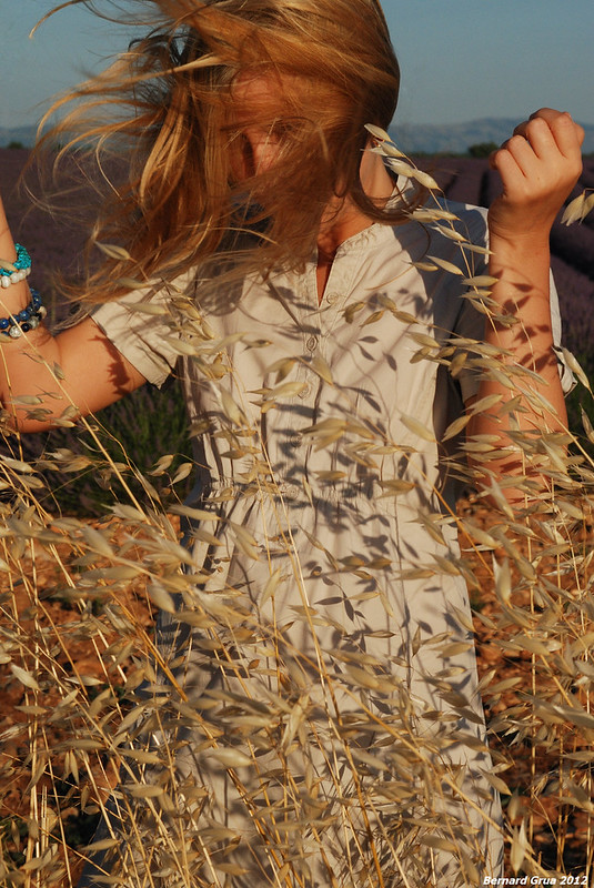 Oksana dans les blés à Valensole, France