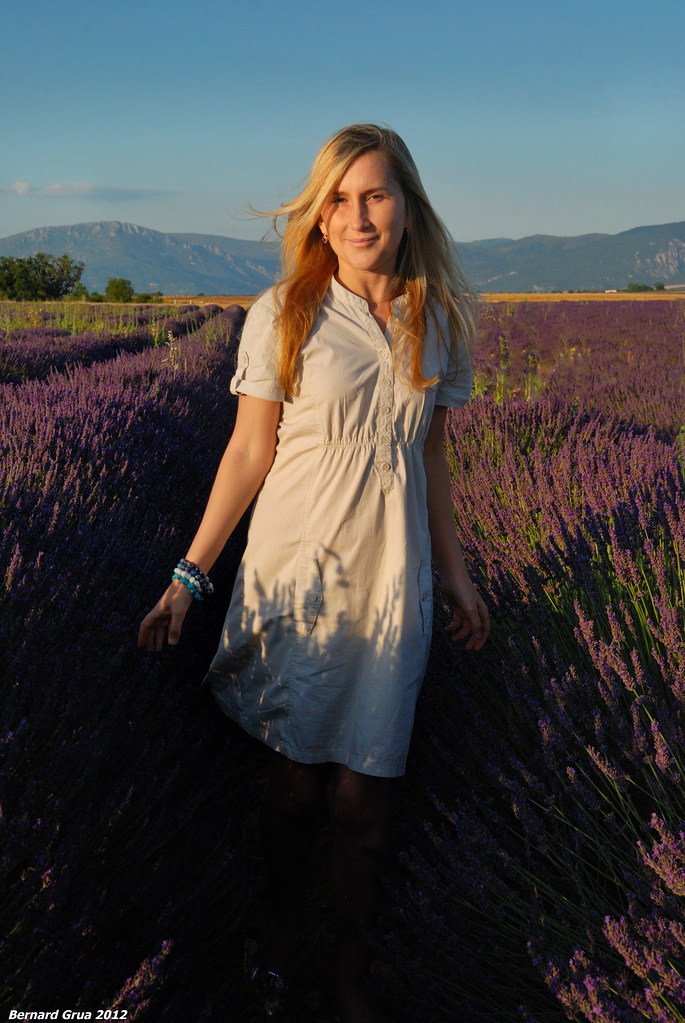 Oksana en pied dans un champ de lavande à Valensole, France