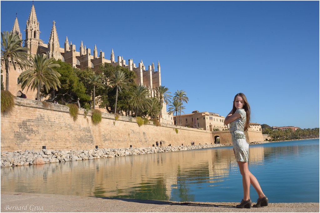 Olesia  devant la cathédrale de Palma de Majorque, la Seu, Espagne