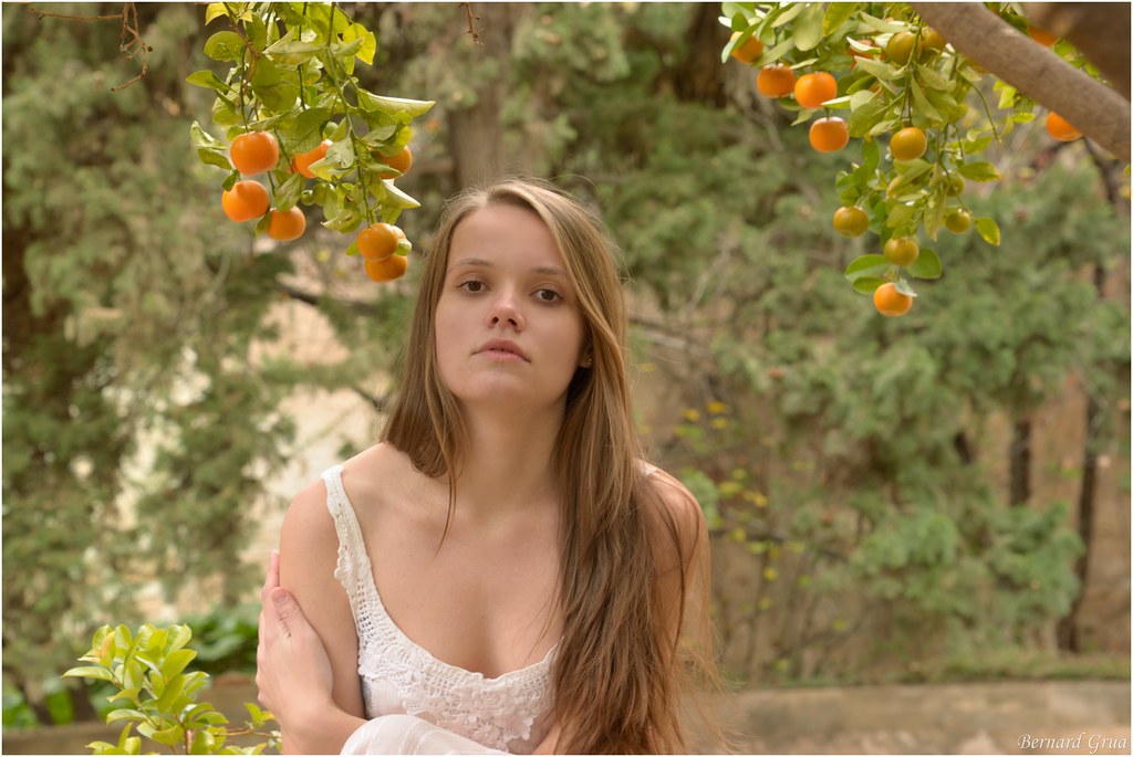 Olesia devant un oranger dans le jardin médiéval de Palma de Majorque, Espagne
