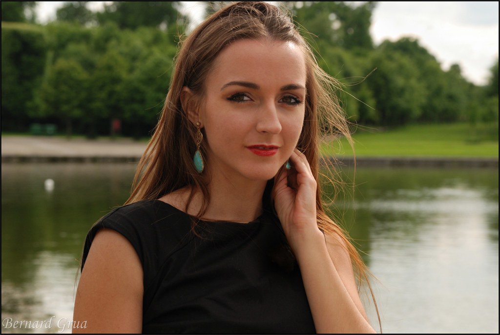 Olya devant un bassin du parc de Versailles 