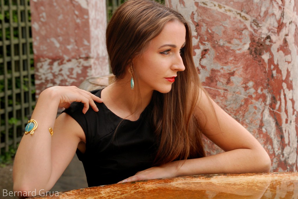 Olya dans un bosquet du parc de Versailles 