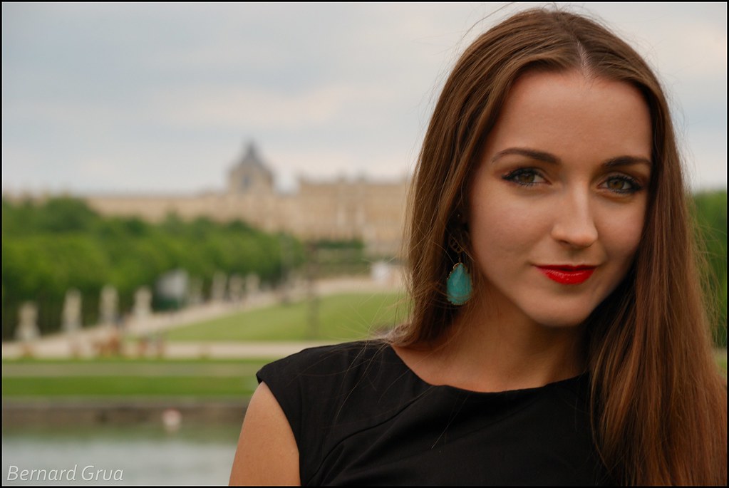 Olya devant le château de Versailles
