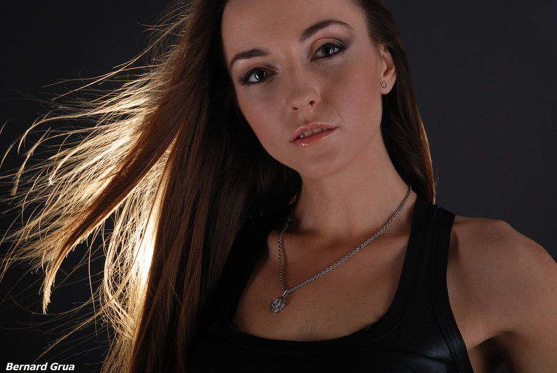 Portrait d’Olya en contre jour et en robe noire 