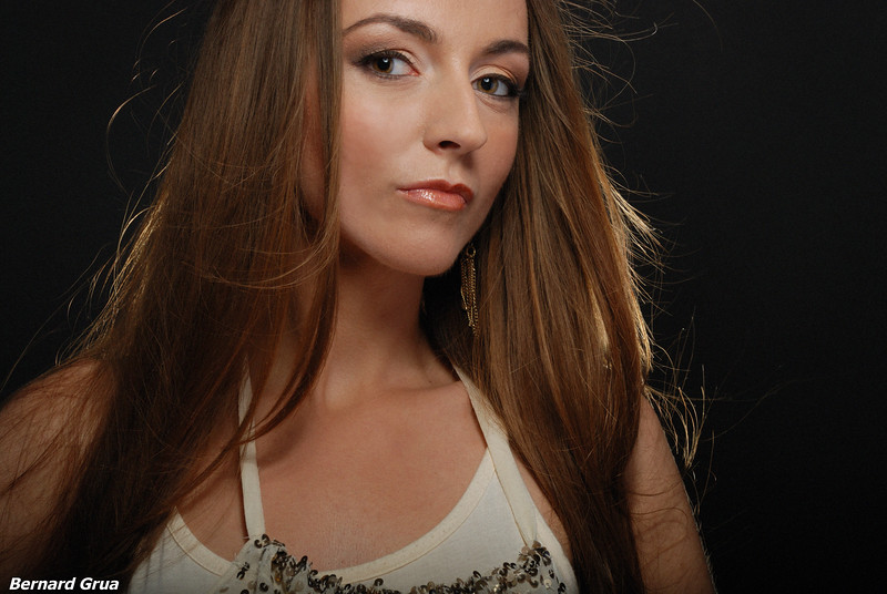 Portrait serré d’Olya en robe blanche à Kyiv