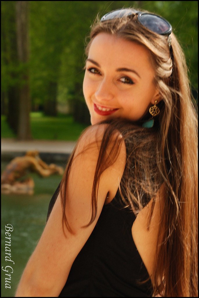Olya devant le bassin de Neptune à Versailles 