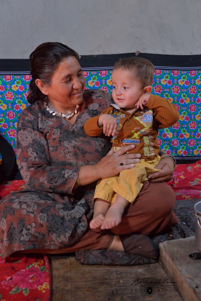 Mme Pari Jahan, grand-mère wakhie, avec son plus jeune petit-fils dans une maison traditionnelle de Zoodkhun, vallée de Chapursan, le 6 août 2018.