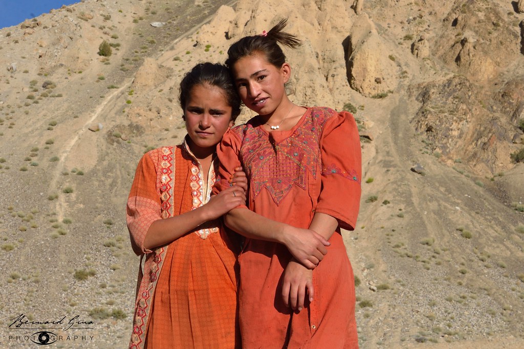 Nurina et Zorina, jeunes filles wakhies de Zoodkhun, dans la vallée de Chapursan, le 5 août 2018. Elles sont amies et dans la même classe à l’école du village.