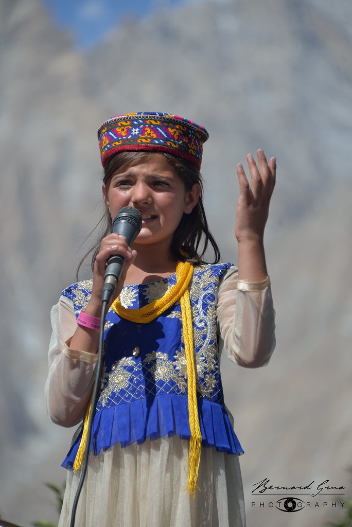 Sidra Haider BadakhShani, jeune chanteuse wakhi de la vallée de Chapursan, sur scène lors du Passu Face Mela à Passu, le 11 août 2018.