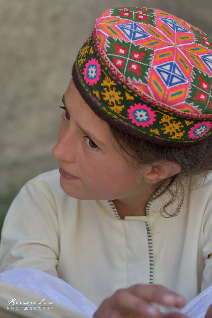 Jeune fille wakhi portant une coiffe traditionnelle, à Passu dans la haute vallée de la Hunza, Pakistan.
