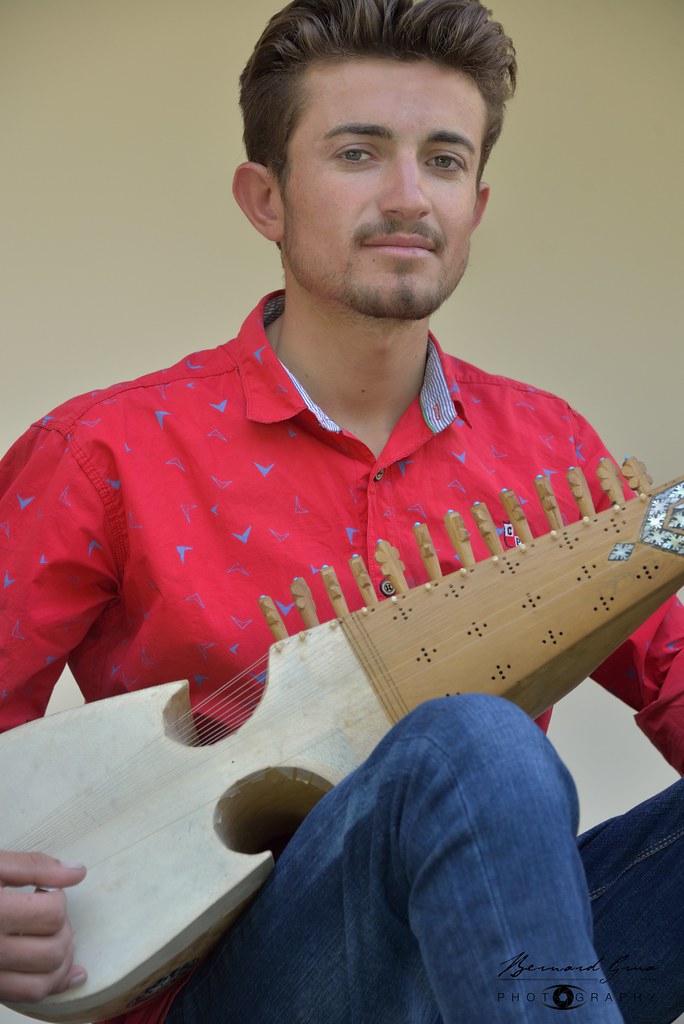 Tahir Hussain, musicien wakhi de la vallée de Chapursan, jouant du rubab à Passu, Gojal, vallée de Hunza, Gilgit-Baltistan, Pakistan, le 11 août 2018.