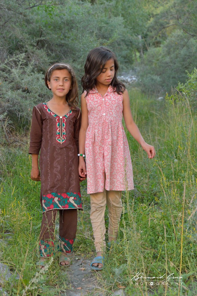 Sabeen et Asiya dans la « jengal » de Passu, vallée de Hunza, Gilgit-Baltistan, Pakistan, le 12 août 2018. La jengal est une végétation arbustive poussant sur les alluvions près de la rivière.
