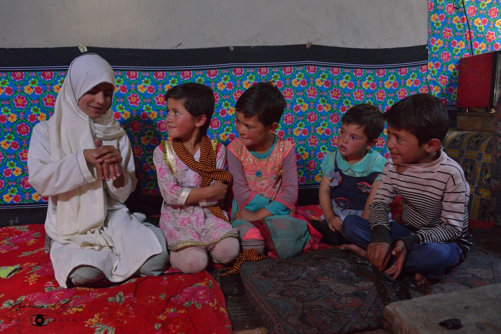 Enfants dans la cuisine d’une maison traditionnelle wakhie à Zoodkhun, dans la vallée de Chapursan, le 6 août 2018. Les petits-enfants de Mme Pari Jahan se retrouvent pour le déjeuner.