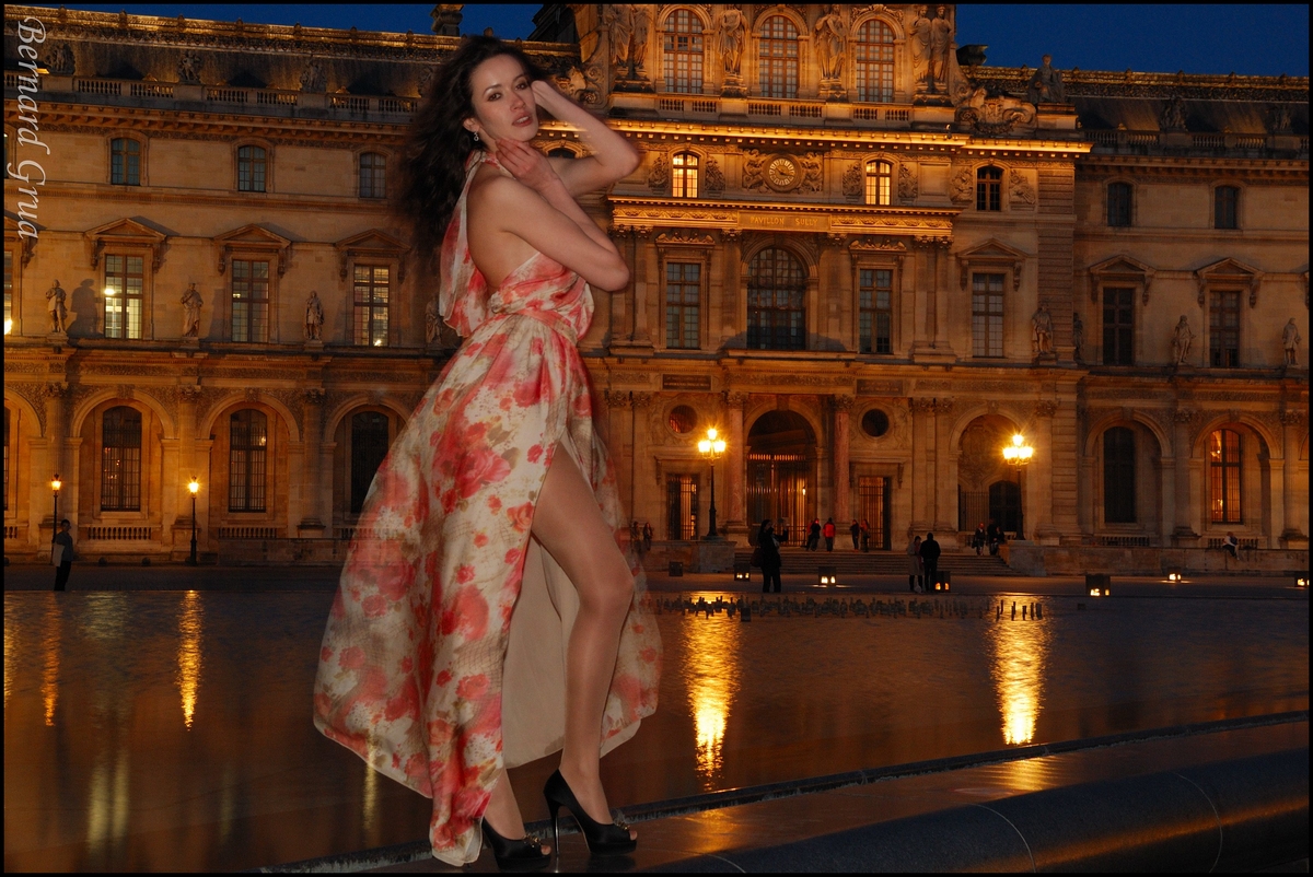 Roza, d'Ekaterinbourg, Russie, devant un bassin du Palais du Louvre à l’heure bleue