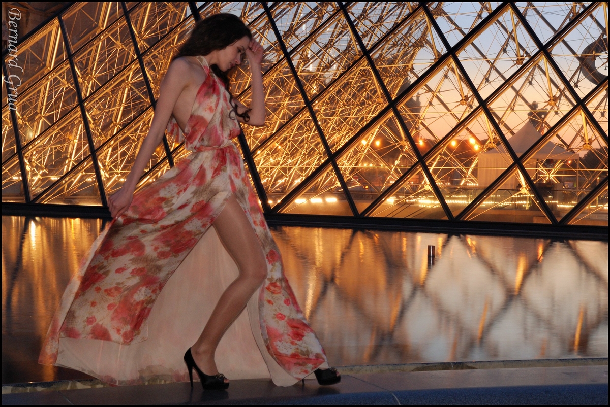 Roza, d'Ekaterinbourg, dans la cour du Louvre sous la verrière, Paris