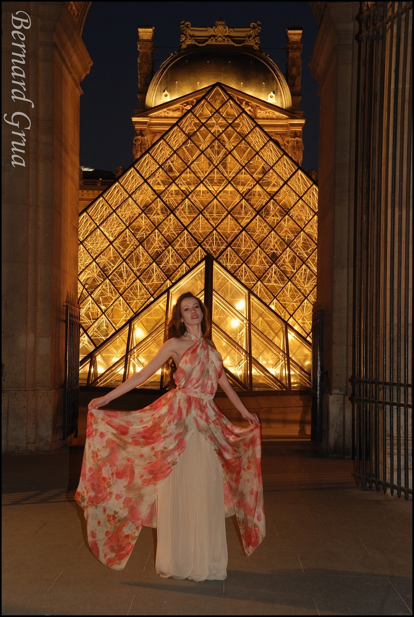 Roza, d'Ekaterinbourg, dans un porche du Louvre à l’heure bleue, Paris