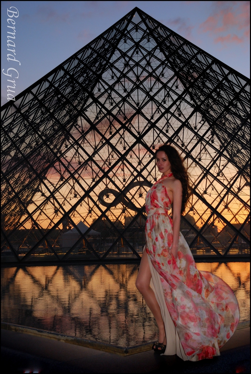 Roza, d'Ekaterinbourg, devant la pyramide du Louvre au crépuscule, Paris
